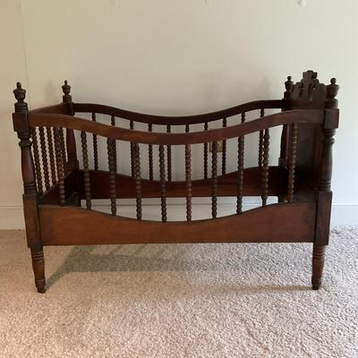 T423 Antique Victorian Style Baby Crib