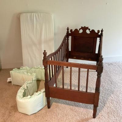 T423 Antique Victorian Style Baby Crib