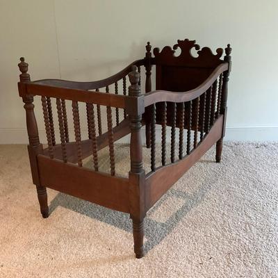 T423 Antique Victorian Style Baby Crib
