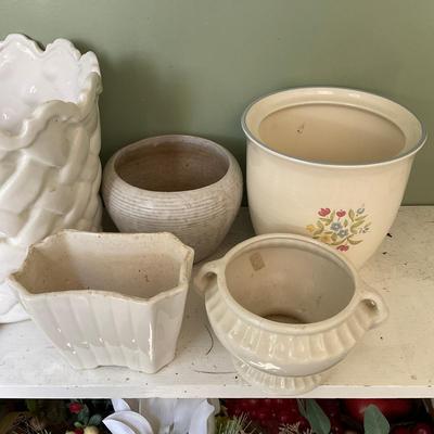 G427 White Vases & Pots