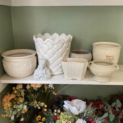 G427 White Vases & Pots