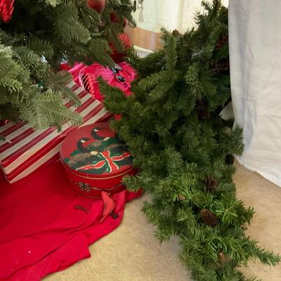 PR446 9 foot Christmas Tree With Large Red Ornaments