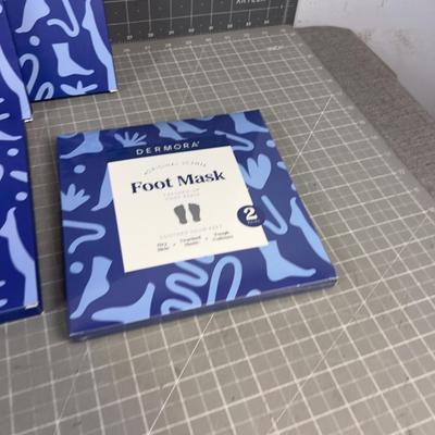 New in the Package FOOT MASK Sooths your feet
