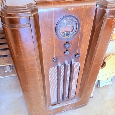 Lot 47: Philco Radio & Headboard