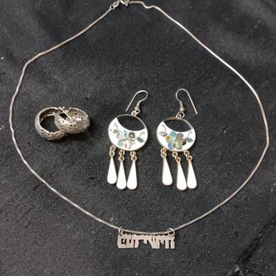 STERLING SILVER EARRINGS AND NECKLACE (10.32g) PLUS ENAMELED EARRINGS MARKED ALPACA MEXICO