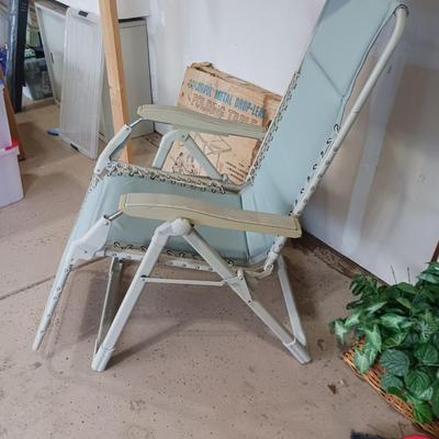 METAL FOLDING TABLE W/ RECLINING CHAIR