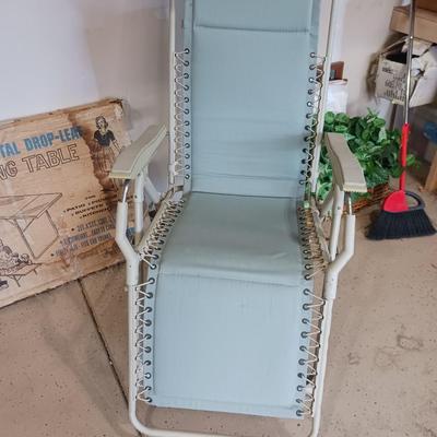 METAL FOLDING TABLE W/ RECLINING CHAIR