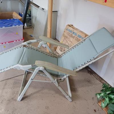 METAL FOLDING TABLE W/ RECLINING CHAIR