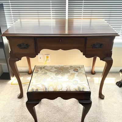 905 Taylor Jamestown 3-Drawer Desk with Upholstered Floral Motif Stool