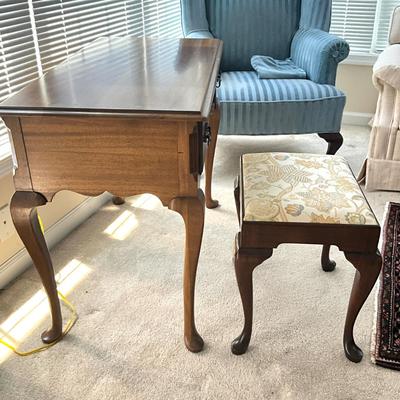 905 Taylor Jamestown 3-Drawer Desk with Upholstered Floral Motif Stool