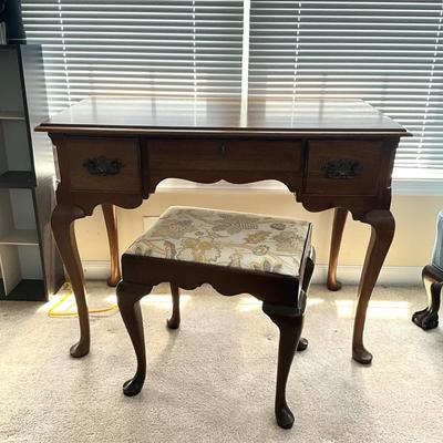 905 Taylor Jamestown 3-Drawer Desk with Upholstered Floral Motif Stool