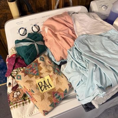 Sale Photo Thumbnail #423: Bed sheets, towels, etc.