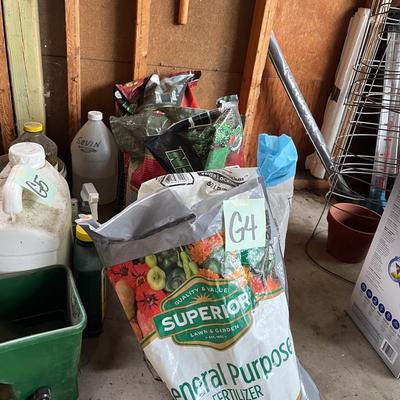 Sale Photo Thumbnail #484: 5 bags; fertilizer, weed and feed, etc. Some bags open but mostly full