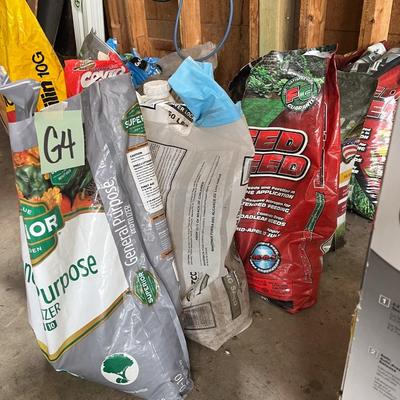 Sale Photo Thumbnail #486: 5 bags; fertilizer, weed and feed, etc. Some bags open but mostly full