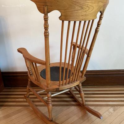 Vintage rocking chair w/leather center