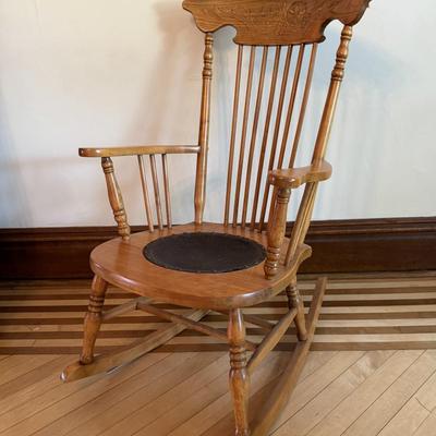 Vintage rocking chair w/leather center