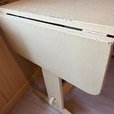 Table w/drop leaf