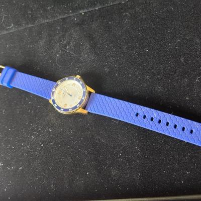 Sale Photo Thumbnail #596: Gold stainless steel case, silver sunray dial, embossed fish scale pattern,
numeral Swarovski stone hour markers, blue silicone strap.