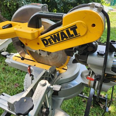 DeWalt DW718 12" Compound Miter Saw w a Delta Saw Stand