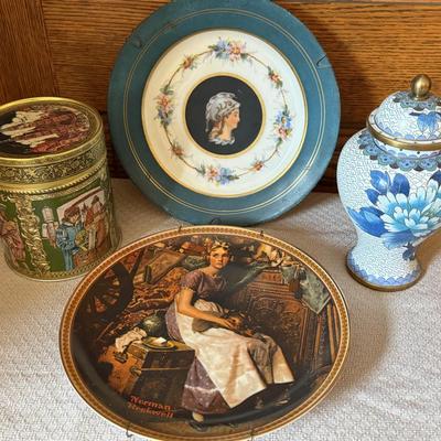 Jingfa vase, collector plates