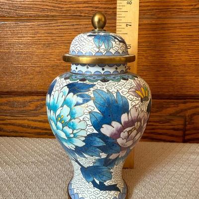 Jingfa vase, collector plates
