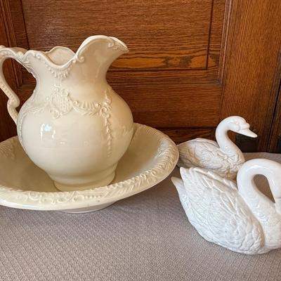 Ceramic Pitcher & Wash Basin w/ceramic swans