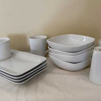 White serving dishes/cereal bowls/coffee mugs