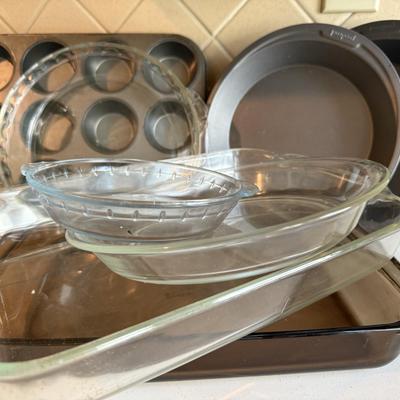 Glass Pyrex plus bakeware