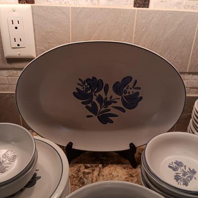 A HUGE COLLECTION OF PFALTZGRAFF DINNERWARE AND SERVING PIECES