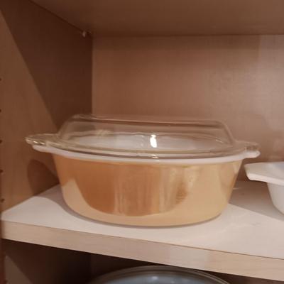 A VARIETY OF VINTAGE CASSEROLE DISHES AND REFRIGERATOR DISHES