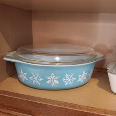 A VARIETY OF VINTAGE CASSEROLE DISHES AND REFRIGERATOR DISHES