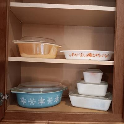 A VARIETY OF VINTAGE CASSEROLE DISHES AND REFRIGERATOR DISHES