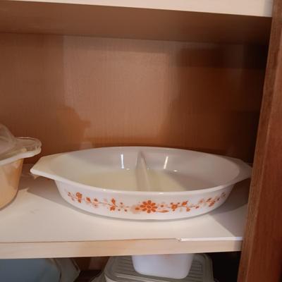 A VARIETY OF VINTAGE CASSEROLE DISHES AND REFRIGERATOR DISHES