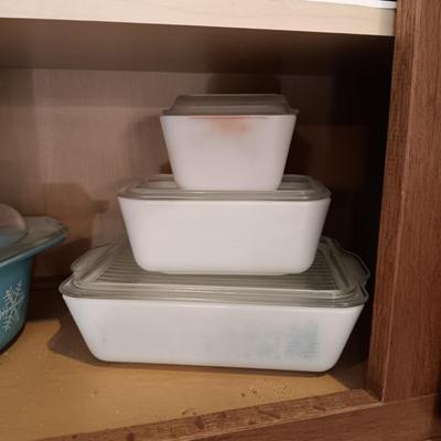A VARIETY OF VINTAGE CASSEROLE DISHES AND REFRIGERATOR DISHES