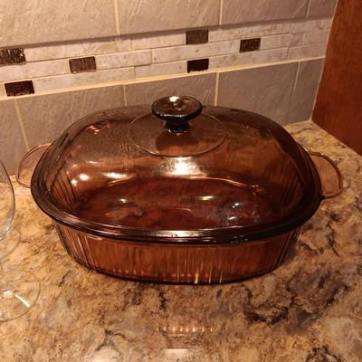 VISION CORNING DUTCH OVEN AND 6 STEMMED GLASSES