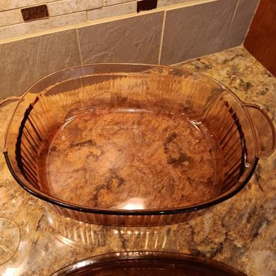 VISION CORNING DUTCH OVEN AND 6 STEMMED GLASSES