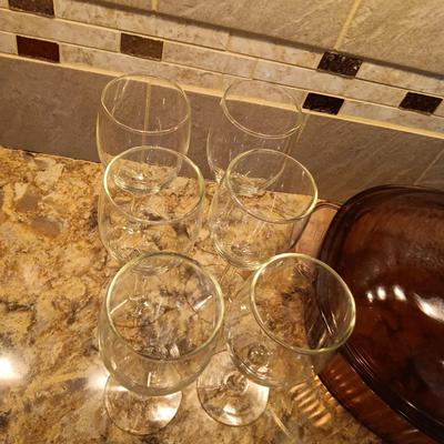 VISION CORNING DUTCH OVEN AND 6 STEMMED GLASSES
