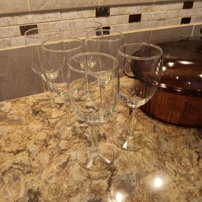 VISION CORNING DUTCH OVEN AND 6 STEMMED GLASSES