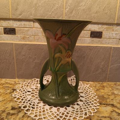 ROSEVILLE POTTERY ZEPHYR LILY VASE 132-7