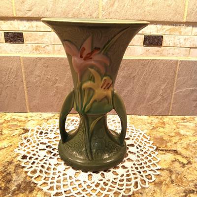 ROSEVILLE POTTERY ZEPHYR LILY VASE 132-7