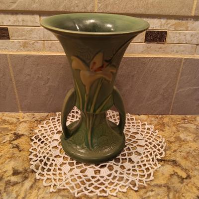 ROSEVILLE POTTERY ZEPHYR LILY VASE 132-7