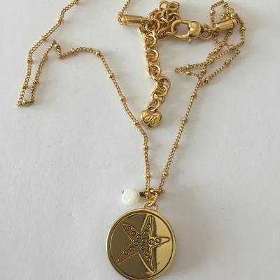 Super cute betsey Johnson very nice gold toned, sea green starfish necklace