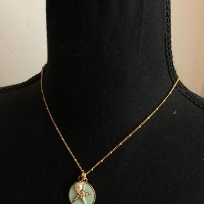 Super cute betsey Johnson very nice gold toned, sea green starfish necklace