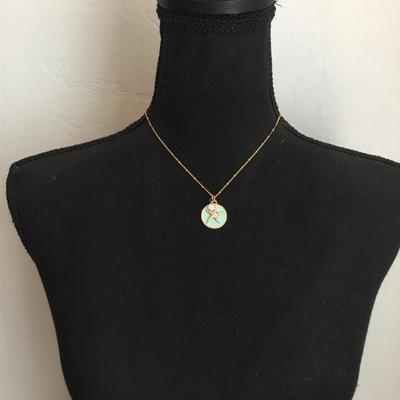 Super cute betsey Johnson very nice gold toned, sea green starfish necklace