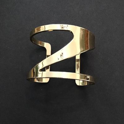 Gold tone bracelet