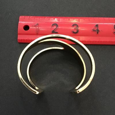 Gold tone bracelet