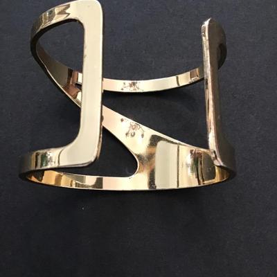 Gold tone bracelet