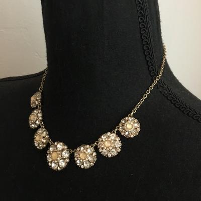 Beautiful vintage, crystal flower necklace very nice very beautiful makers mark