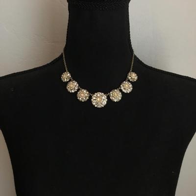 Beautiful vintage, crystal flower necklace very nice very beautiful makers mark