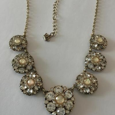 Beautiful vintage, crystal flower necklace very nice very beautiful makers mark
